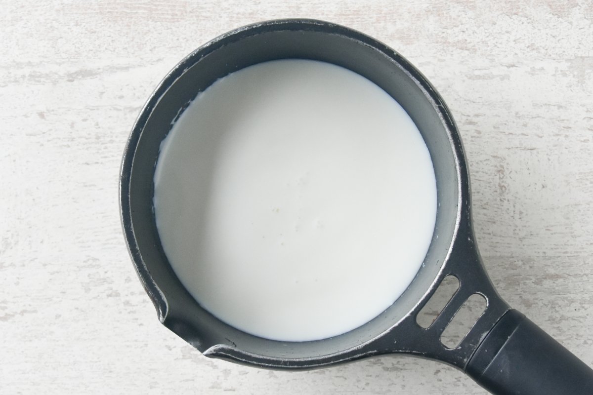 Calentamos la leche para preparar el queso crema casero