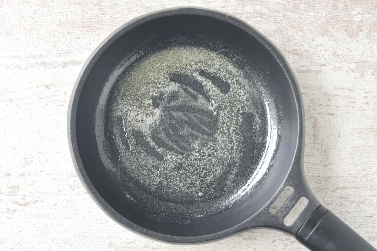 Calentamos la mantequilla para hacer la tortilla de claras