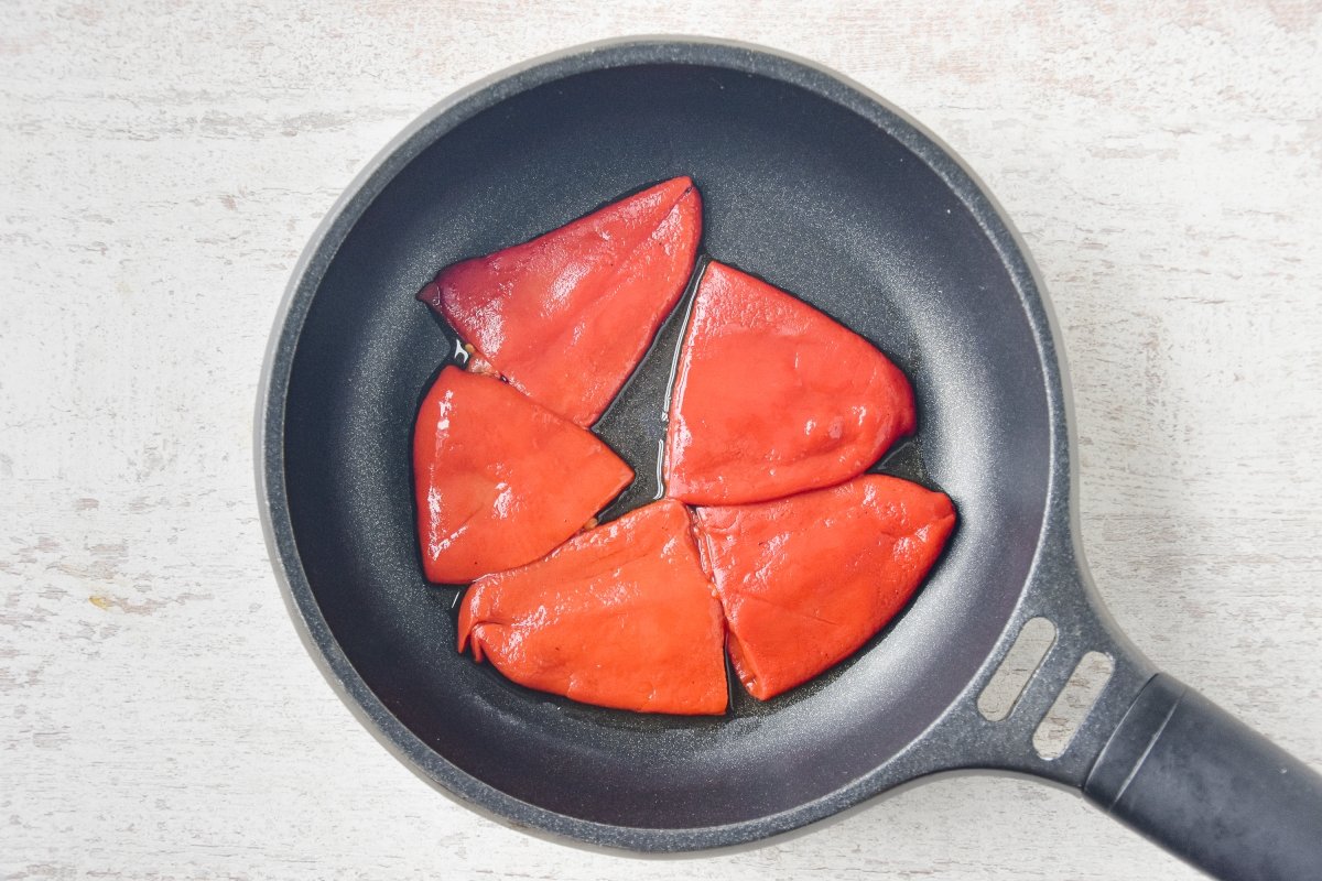 Calentamos los pimientos del piquillo
