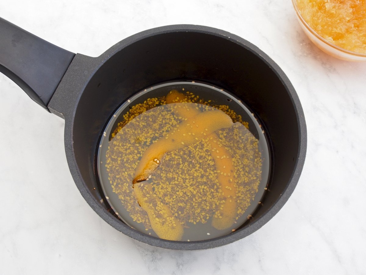 Calentar el aceite con la piel de naranja para los borrachuelos