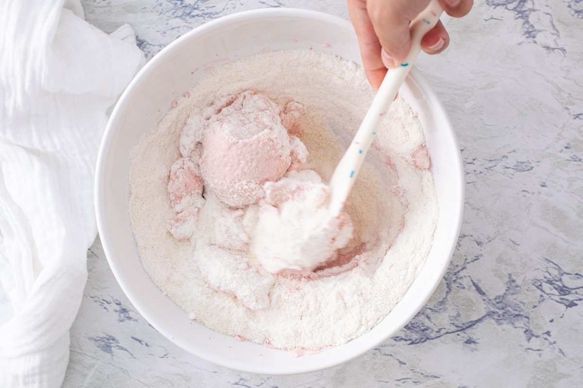 Calentar el almíbar para el merengue italiano de los macarons