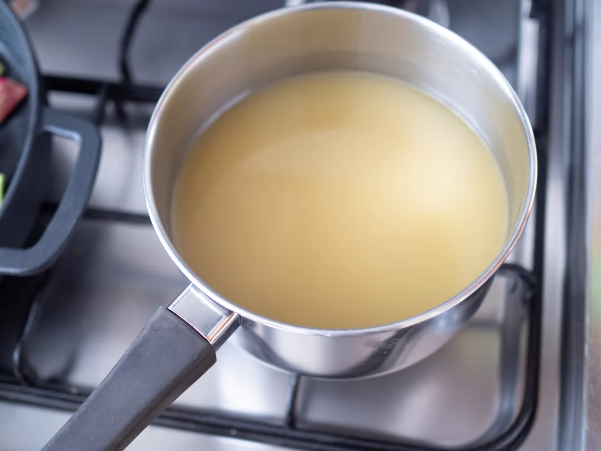 Arroz con judías verdes 5 Calentar el caldo para el arroz con judías verdes *