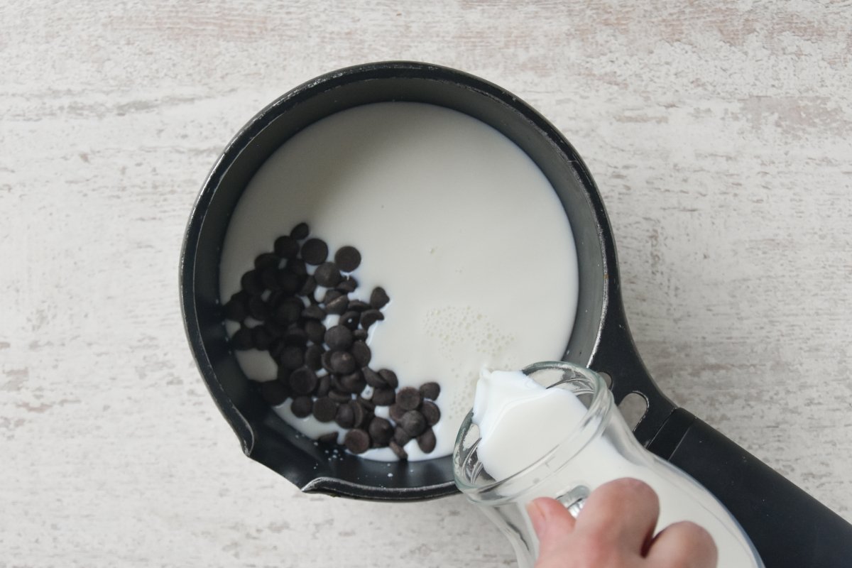 Calentar la leche con el azúcar, el chocolate y el cacao