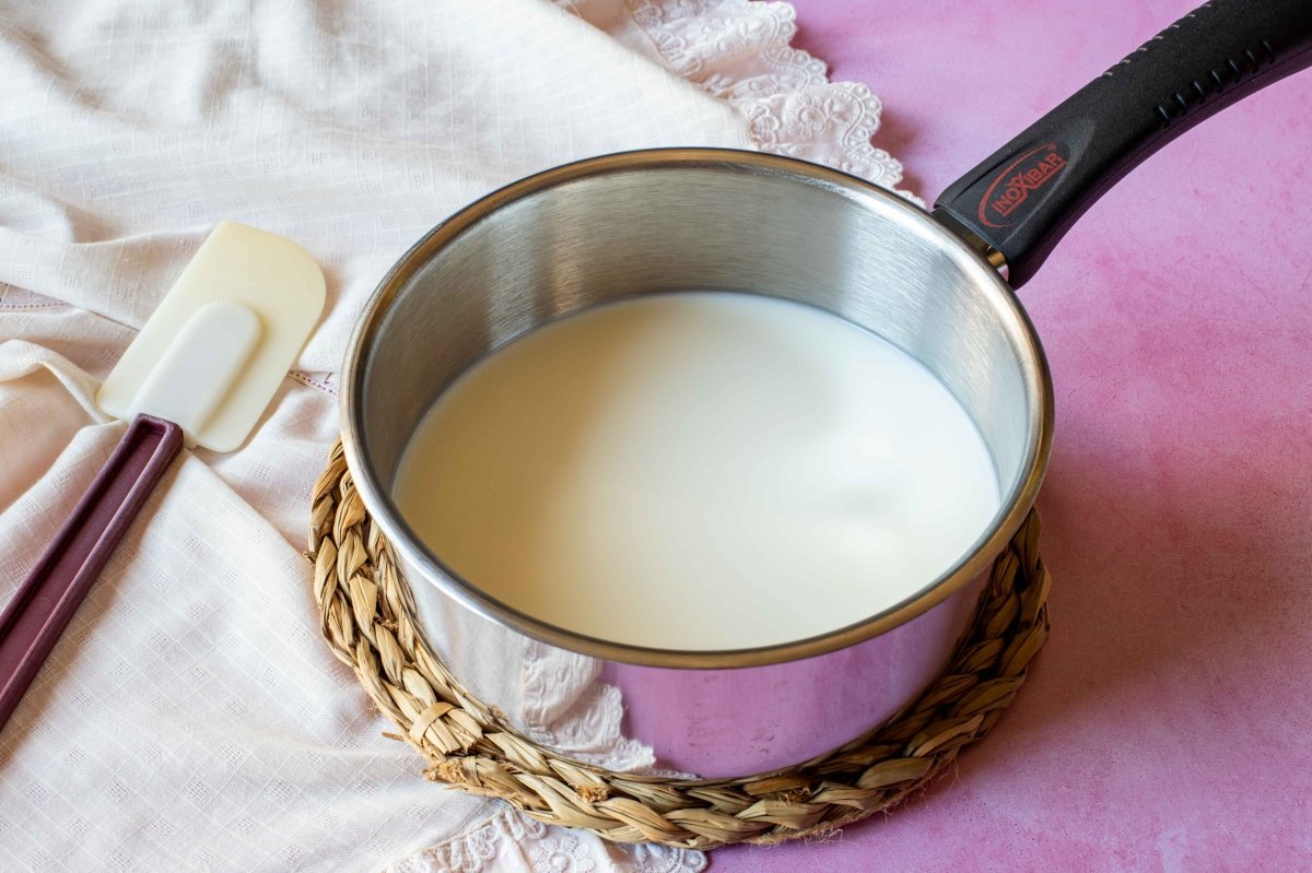 Calentar la leche de la crema pastelera para los bartolillos
