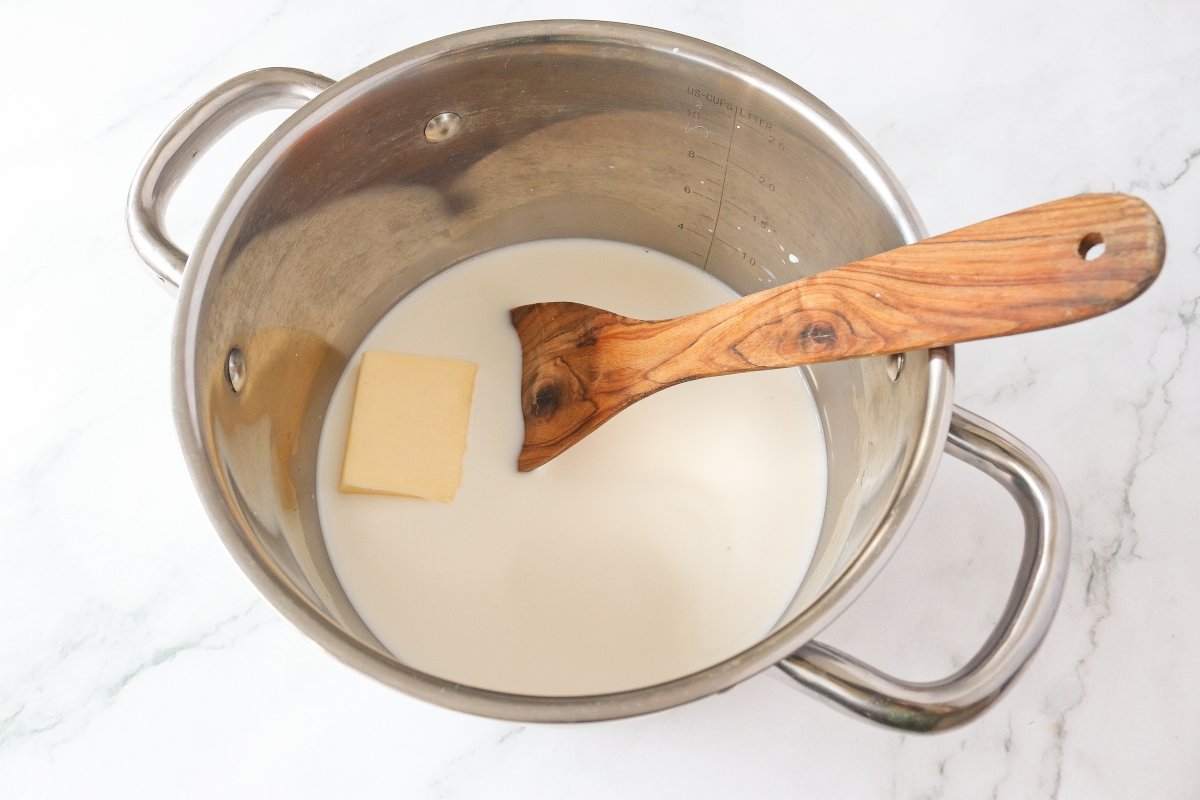 Calentar la leche para la masa de los galos