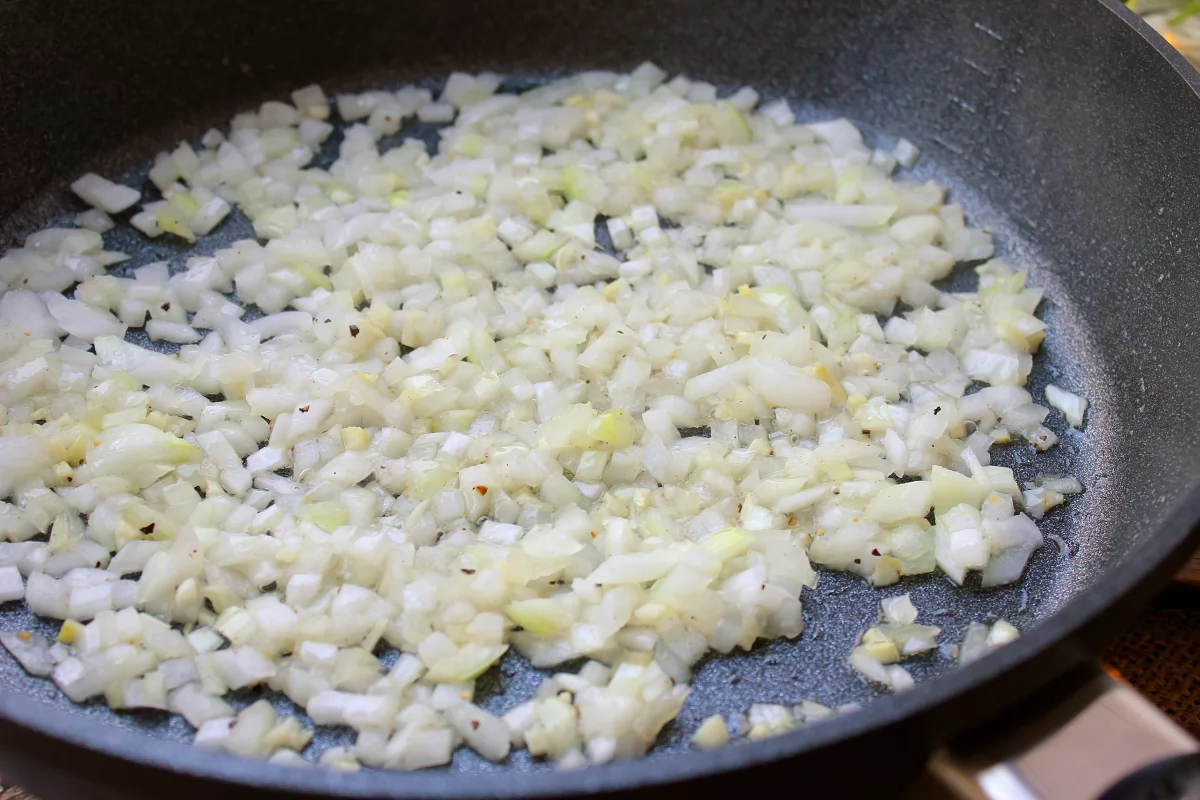 Calentar la mantequilla con el ajo *