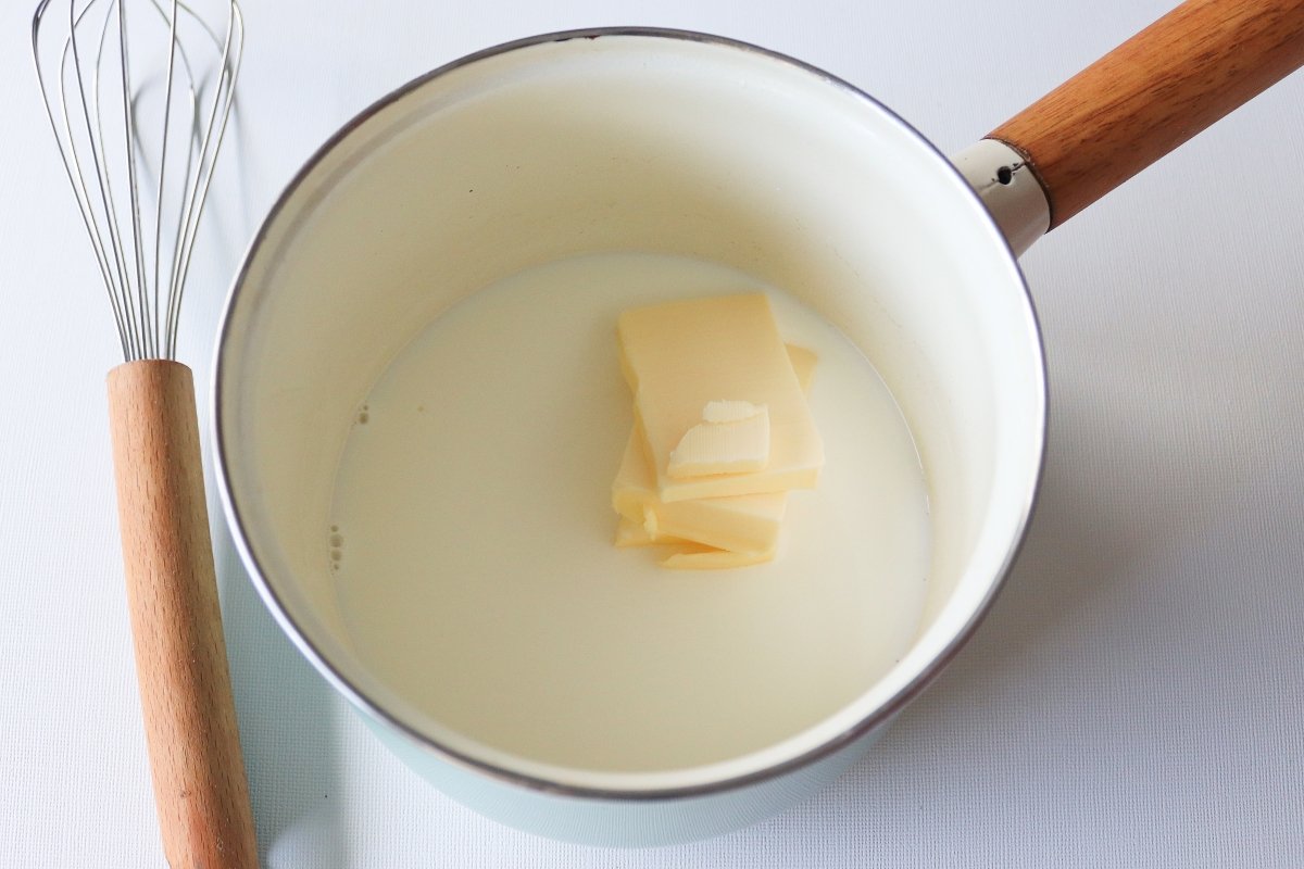 Calentar la mantequilla con la leche para la masa de los semlor