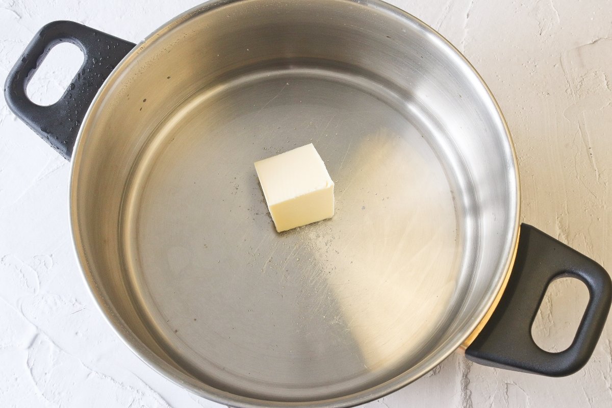 Calentar la mantequilla en el agua para la masa de los churros sin gluten