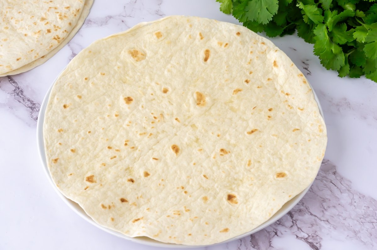 Calentar la tortilla para montar las quesadillas