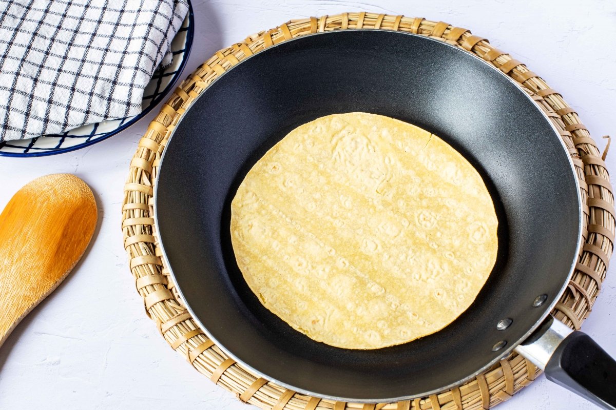 Calentar las tortillas de maíz para los tacos mexicanos de carne