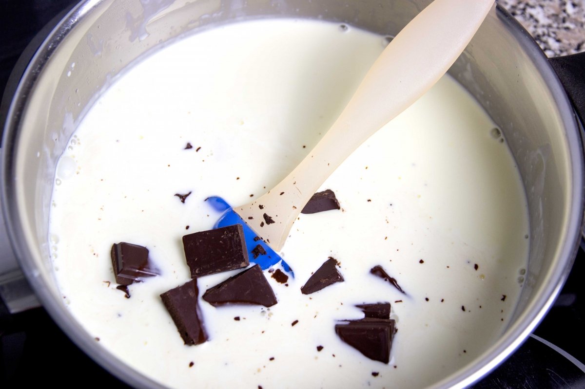 Aqueça o leite e o chocolate para o granache de chocolate
