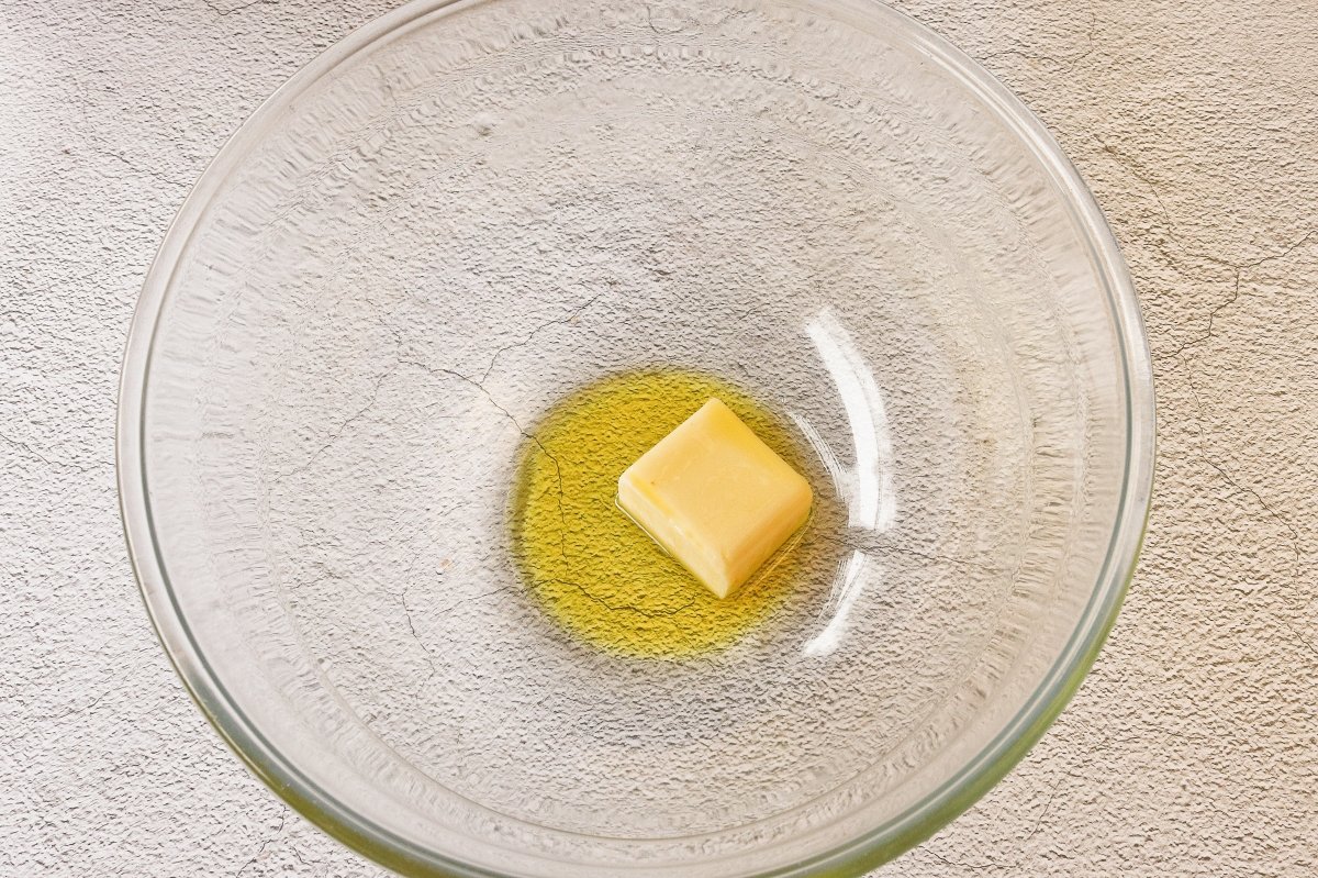 Calentar mantequilla y aceite para la bechamel de los canelones en freidora de aire