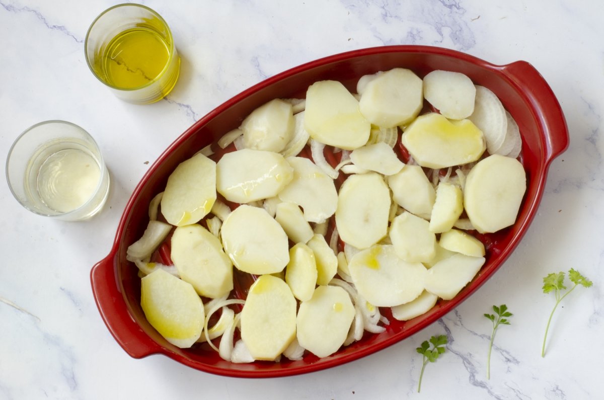 Cama de cebollas y patatas para hacer pargo al horno