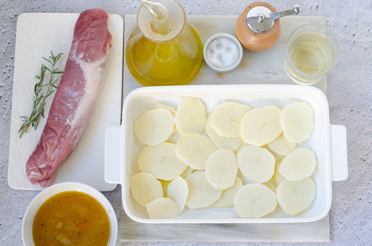 Cama de patatas para hacer solomillo de cerdo al horno con patatas
