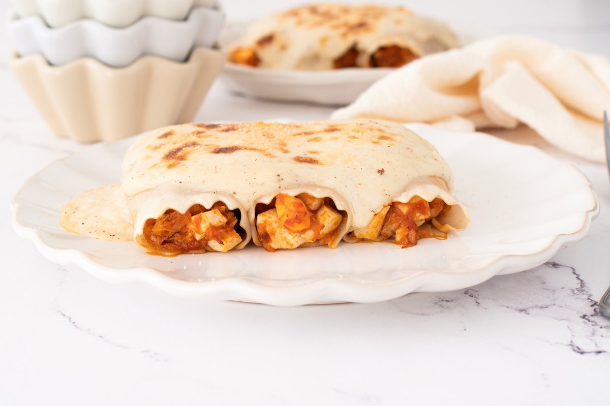 Canelones de atún en el plato