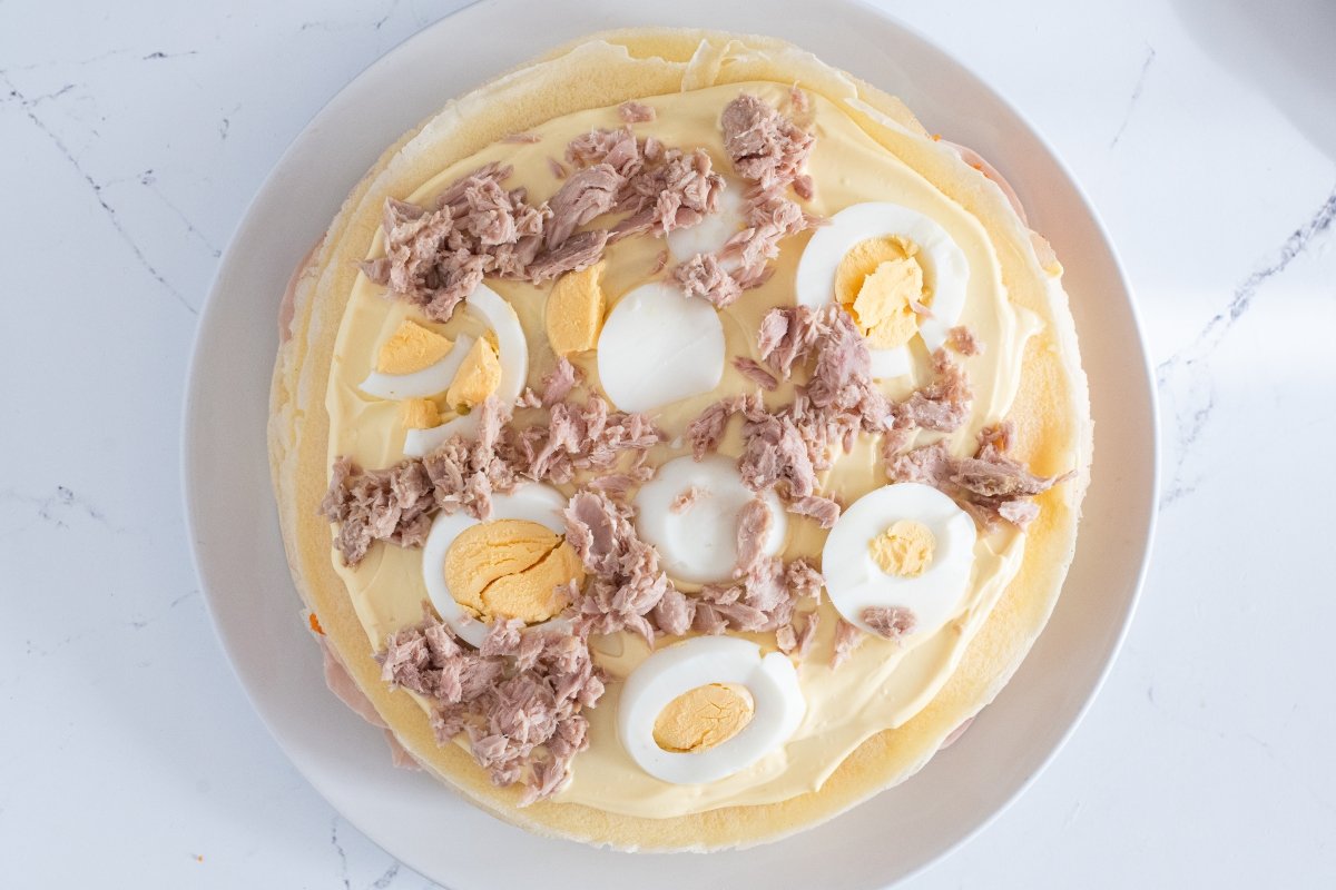 Capa de atún de la torre de panqueques