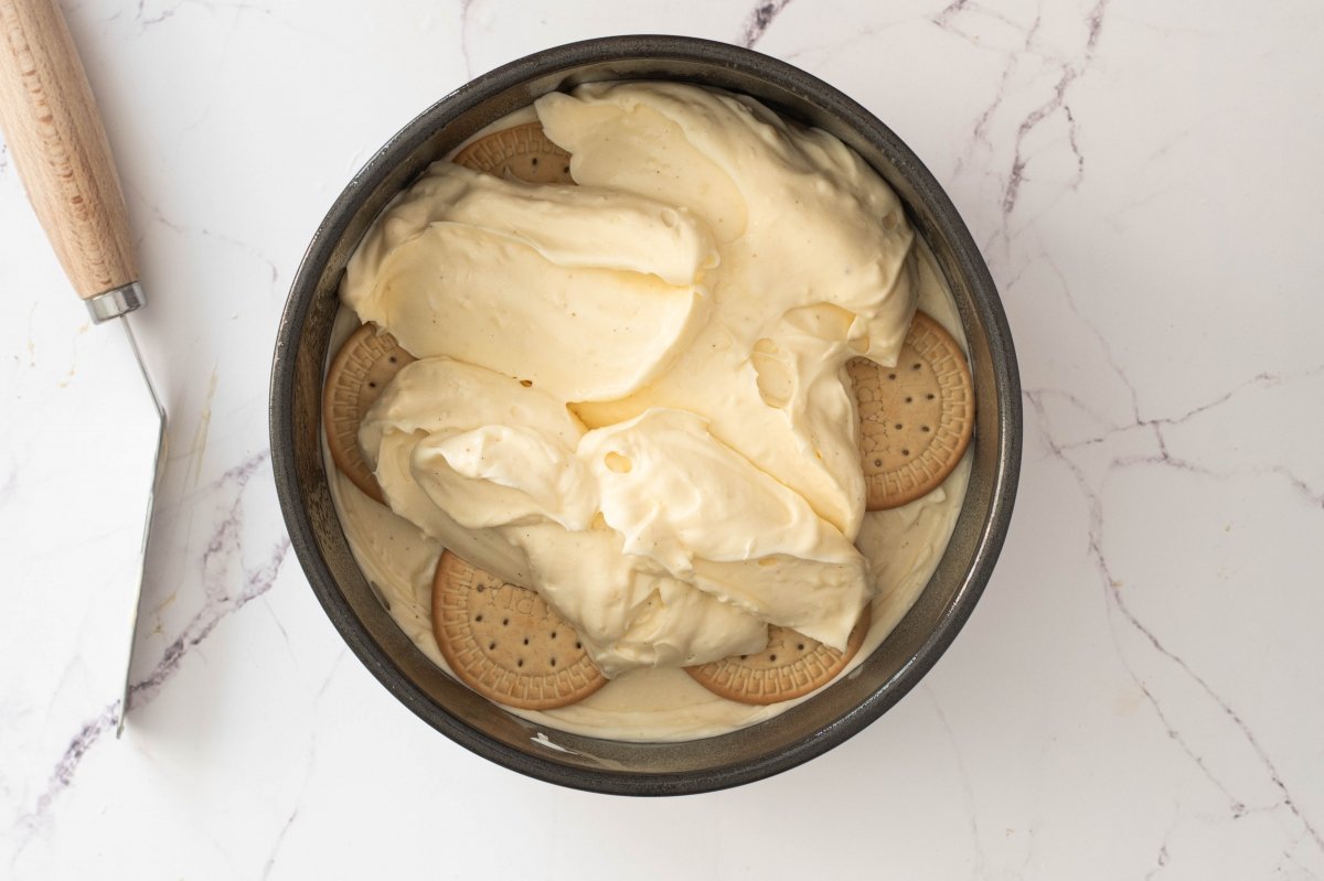 Capa de crema diplomática para la tarta de galletas y crema