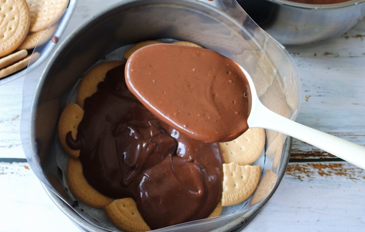 Capas de crema y galletas María marquesa de chocolate