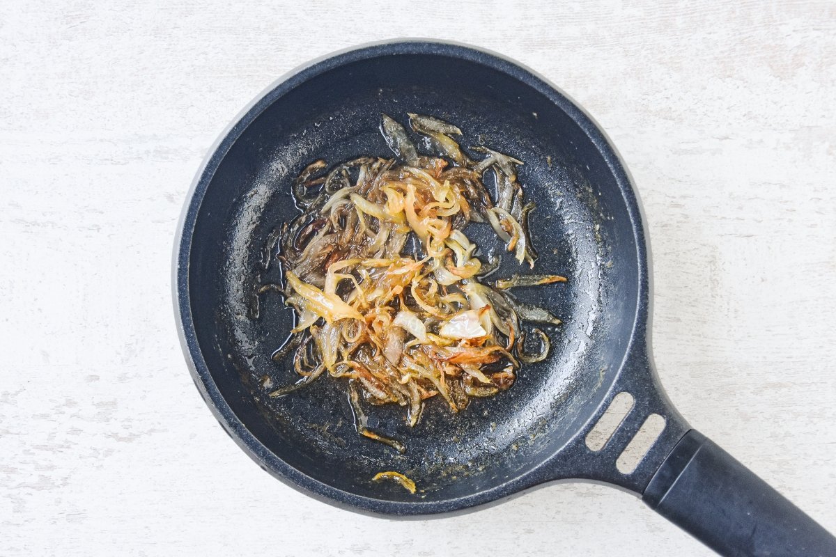 Caramelizamos la cebolla a fuego lento