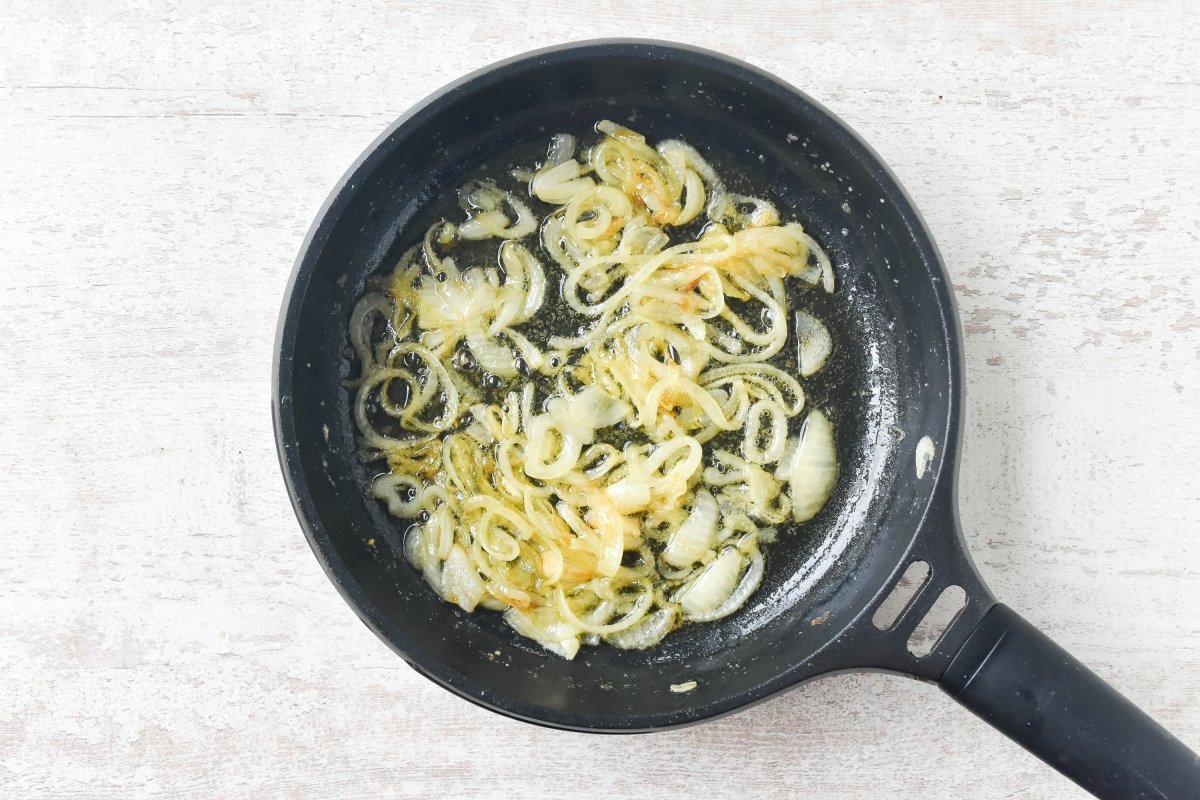 Caramelizamos la cebolla para el bacalao a la miel