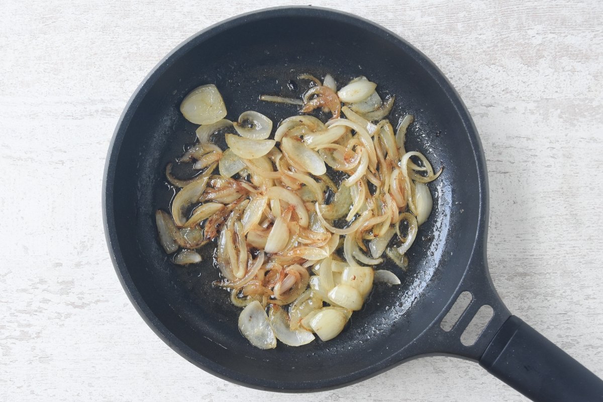 Caramelizamos la cebolla para la salsa del Loco Moco