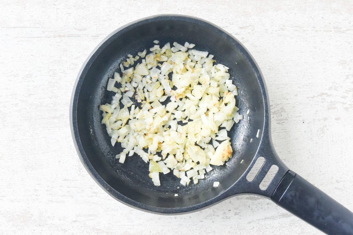 Caramelizamos la cebolla para la tortilla
