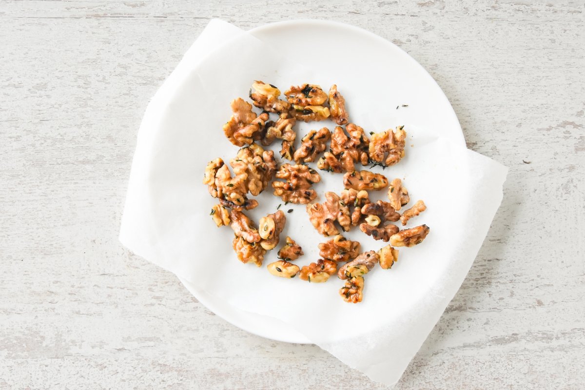 Caramelizamos las nueces en la sartén