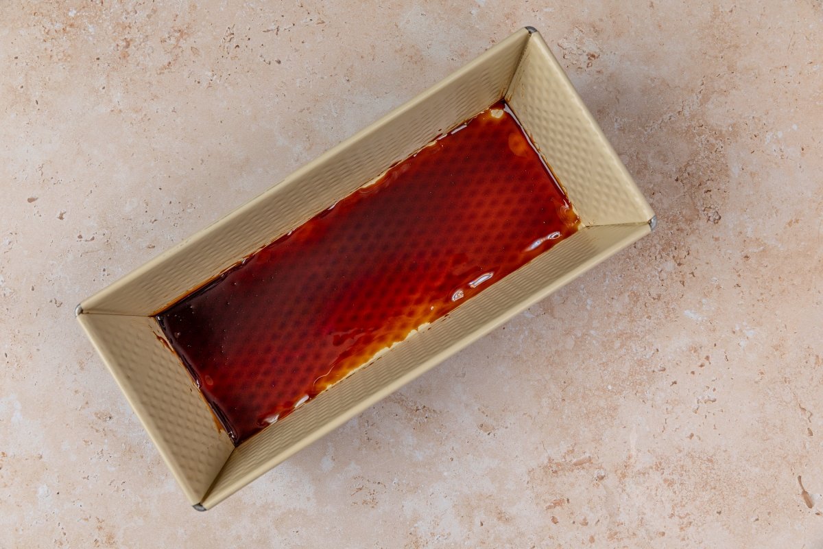 Caramelizando molde del flan de turrón en Thermomix