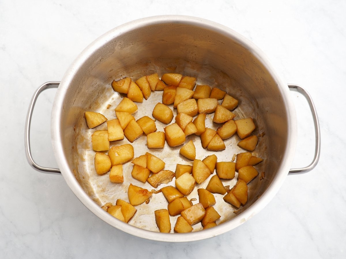 Caramelizar los dados de manzana