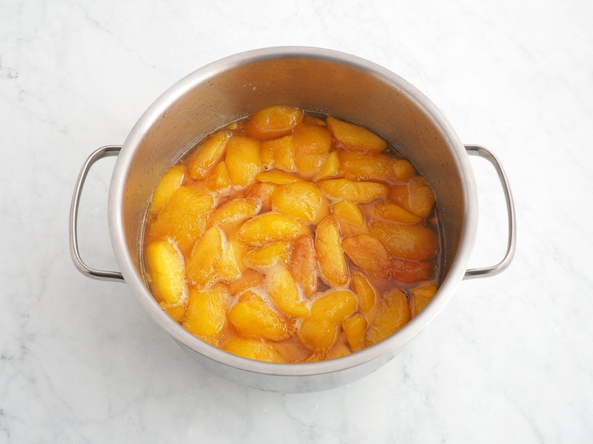 Caramelizar los melocotones
