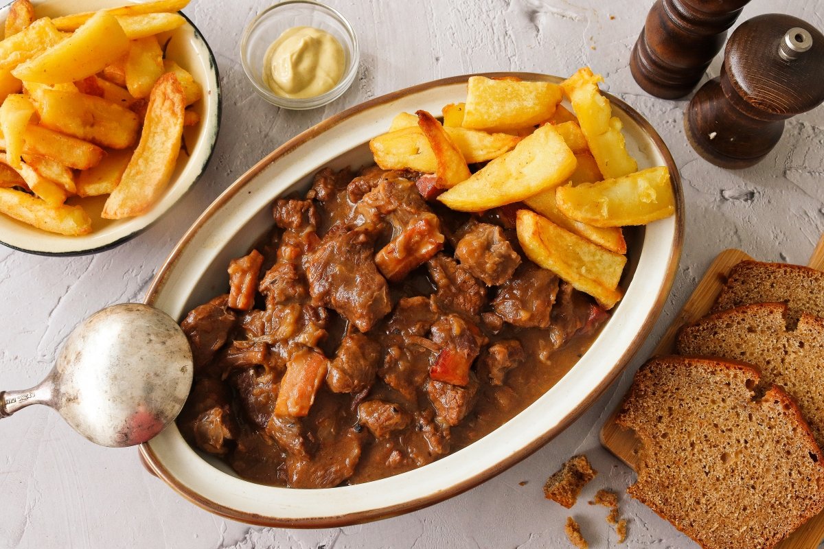 Carbonade flamande con patatas fritas