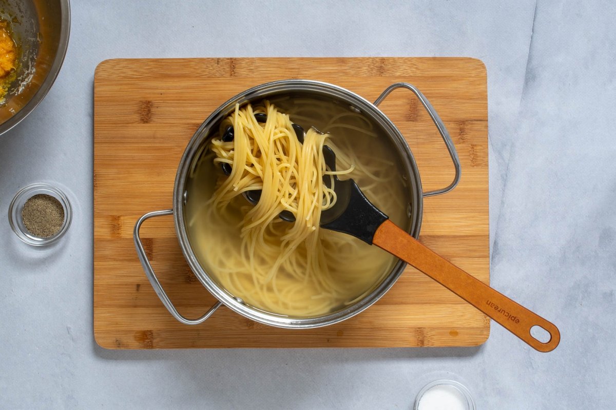 Espaguetis cociendo para la carbonara