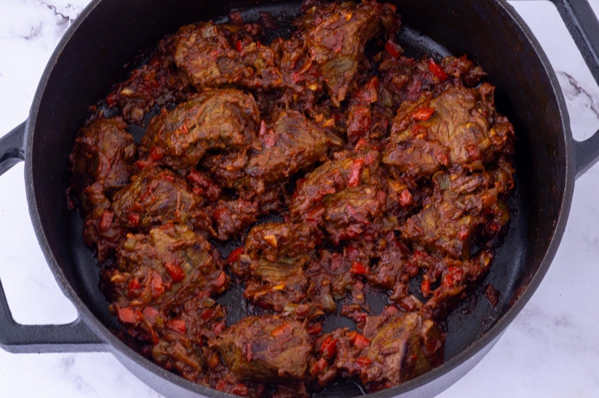 Carne con sofrito para garbanzos estilo turco