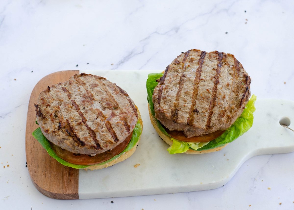 Carne de las hamburguesas al carbón encima del pan