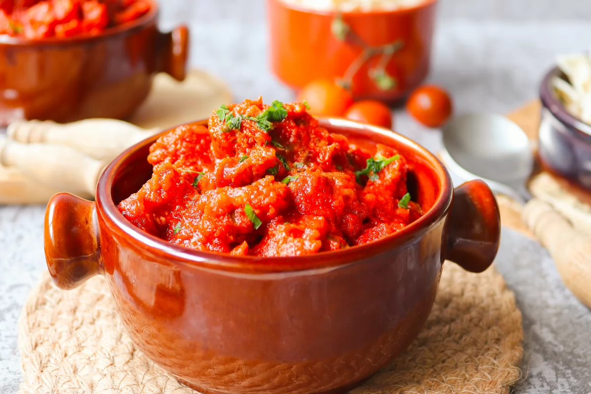 Carne de ternera con tomate foto cerca