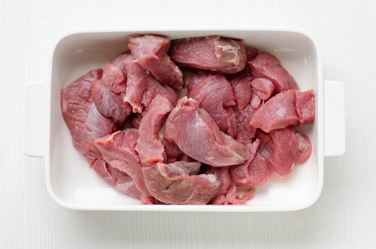 Carne de ternera cortada en trozos y lista para adobar