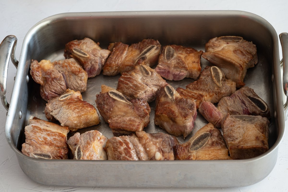 Carne en la bandeja para hacer falda de ternera asada