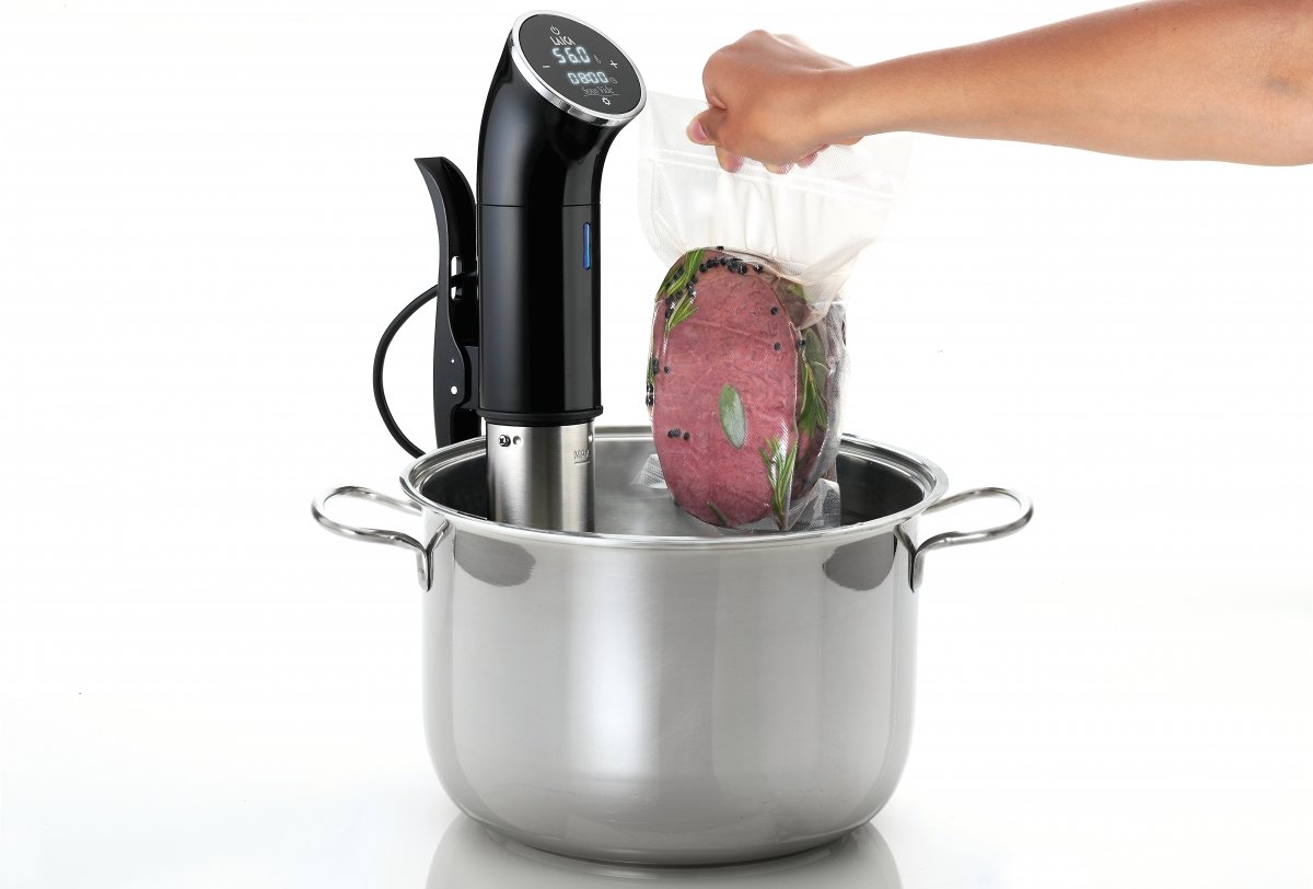 Carne en una bolsa envasada al vacío y cocinada mediante sous-vide