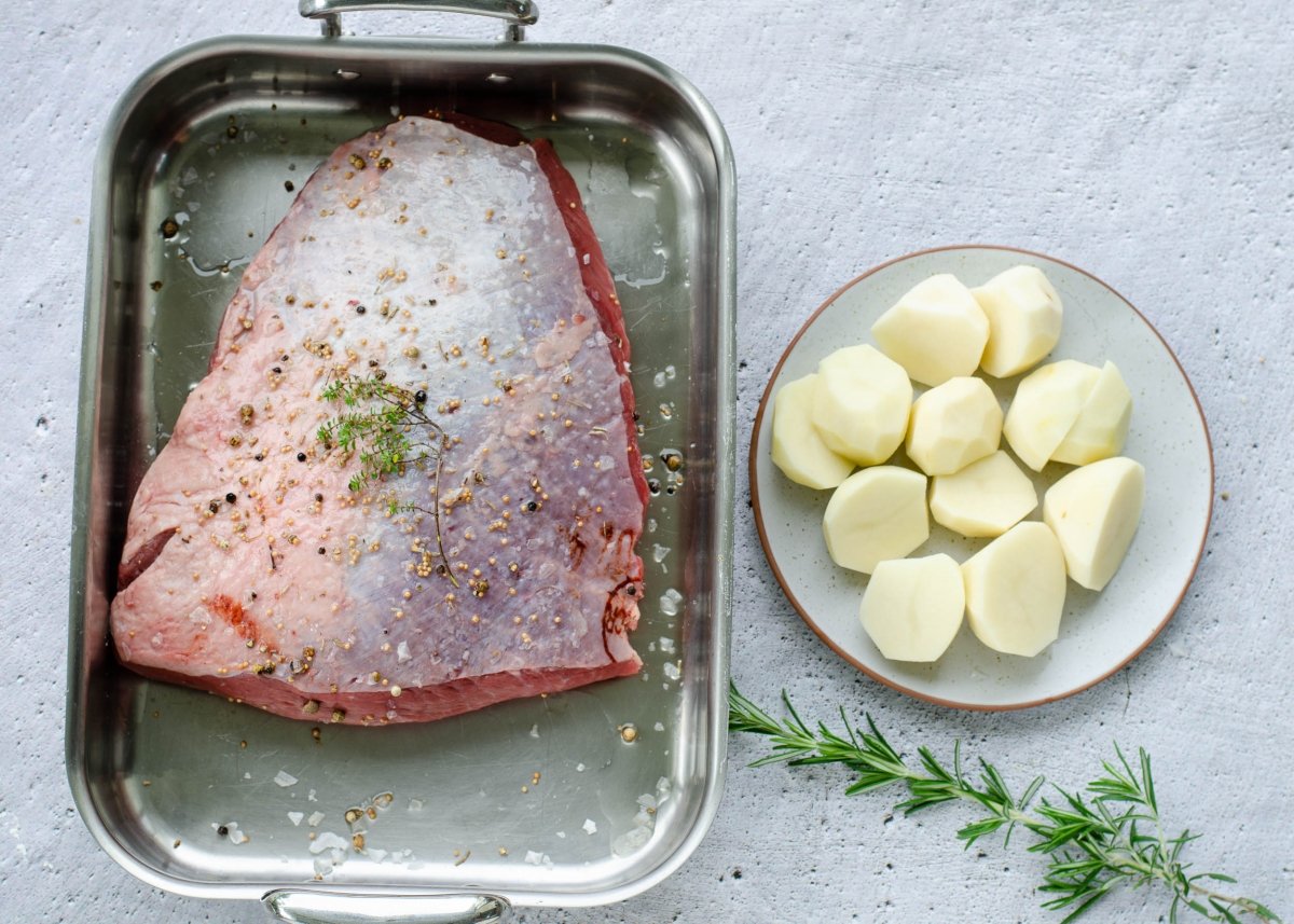 Carne y patatas para hacer picaña de ternera al horno