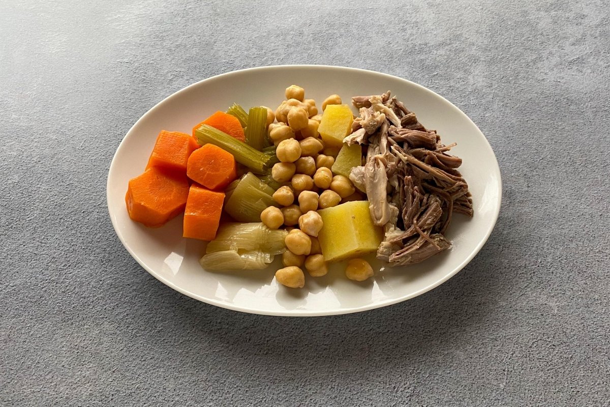 Carnes y verduras para acompañar el caldo del puchero andaluz