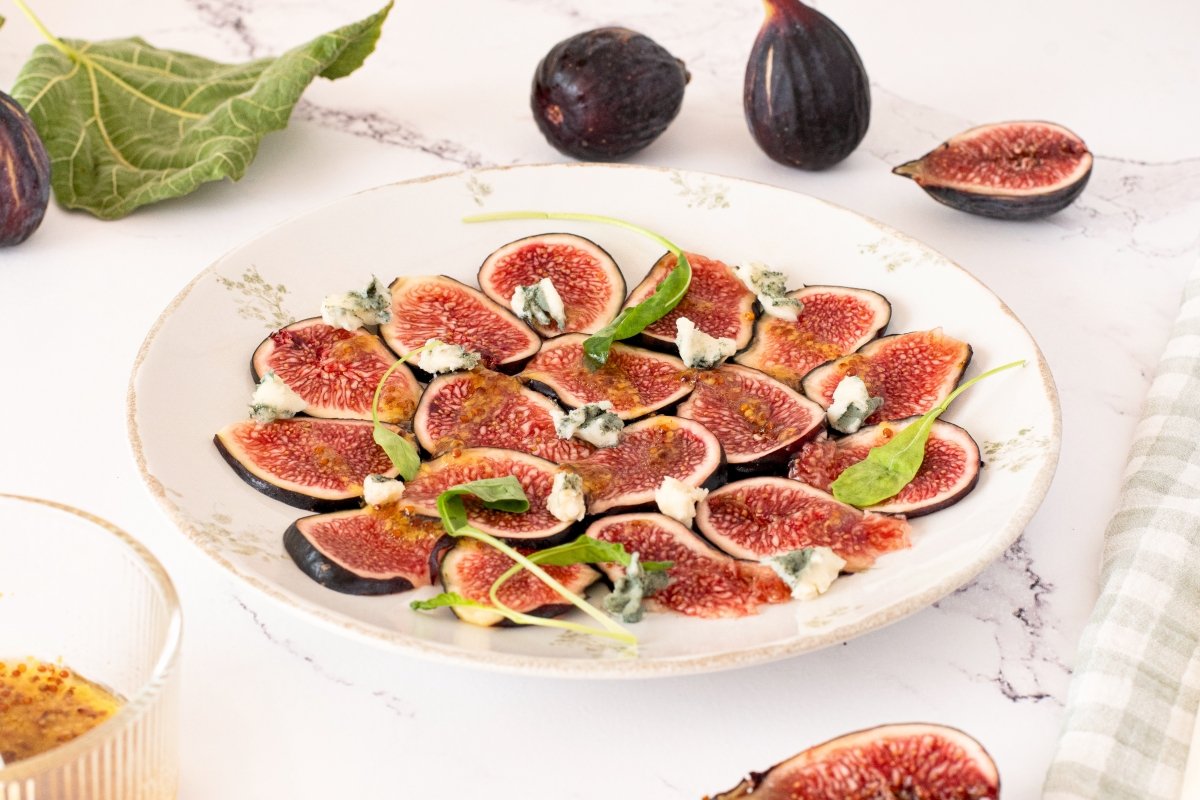 Carpaccio de higos en el plato