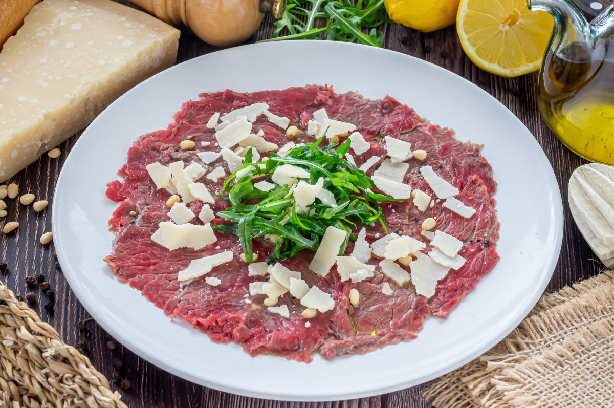 Carpaccio de ternera con coliflor encurtida decorado con higos