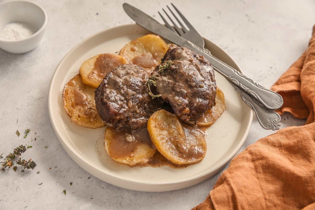 Carrilleras de cerdo al horno servidas