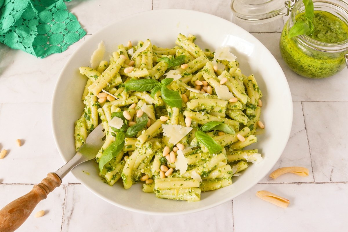 Casarecce con pesto y piñones