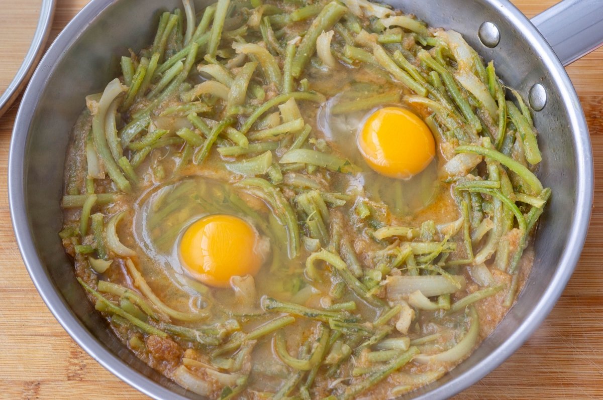 Cascar los huevos sobre las tagarninas esparragadas