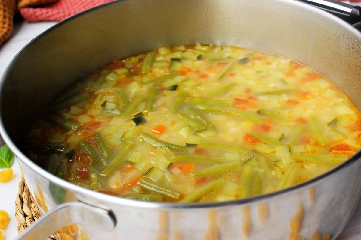 Cazuela con la sopa minestrone