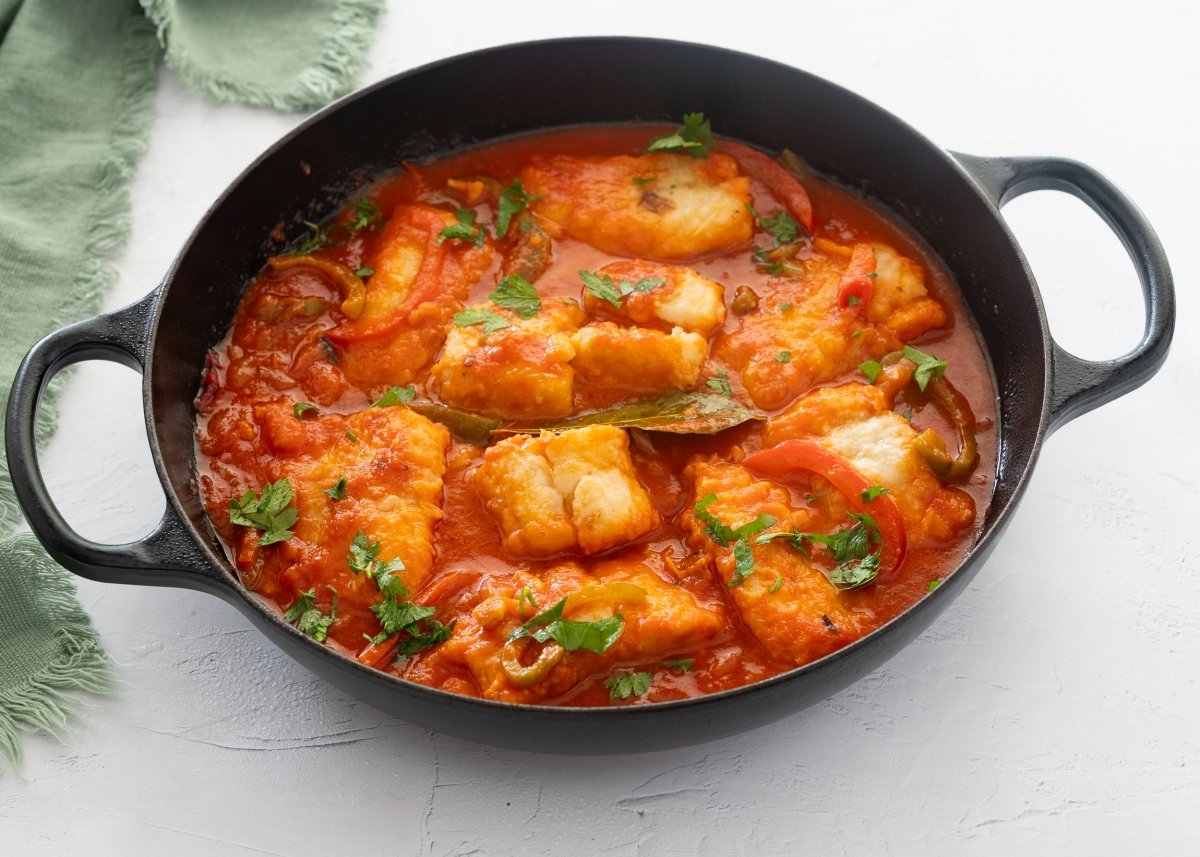 Cazuela de bacalao con tomate y pimientos