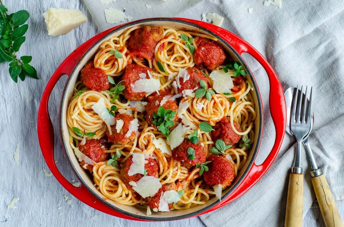 Cazuela de espaguetis con albóndigas (spaghetti and meatballs)