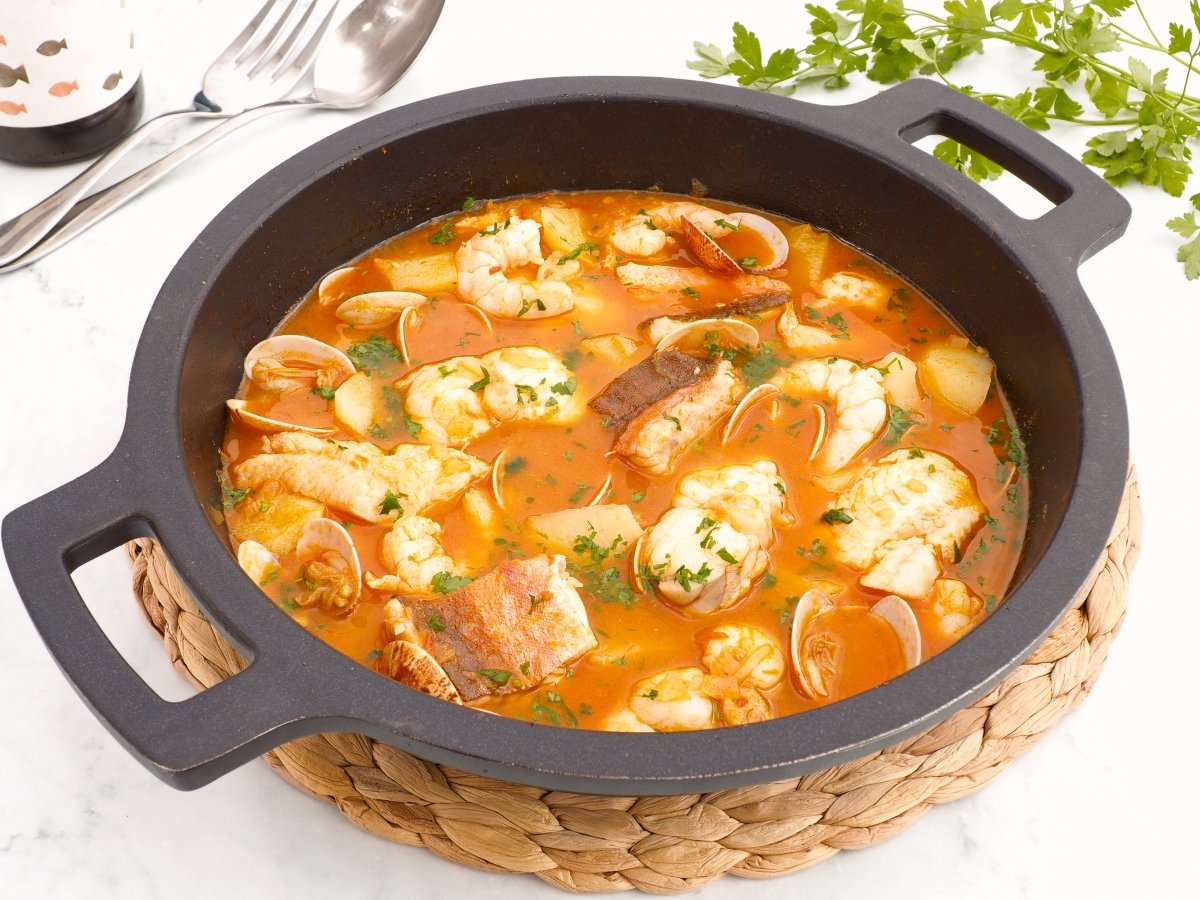 Cazuela de pescado lista para servir