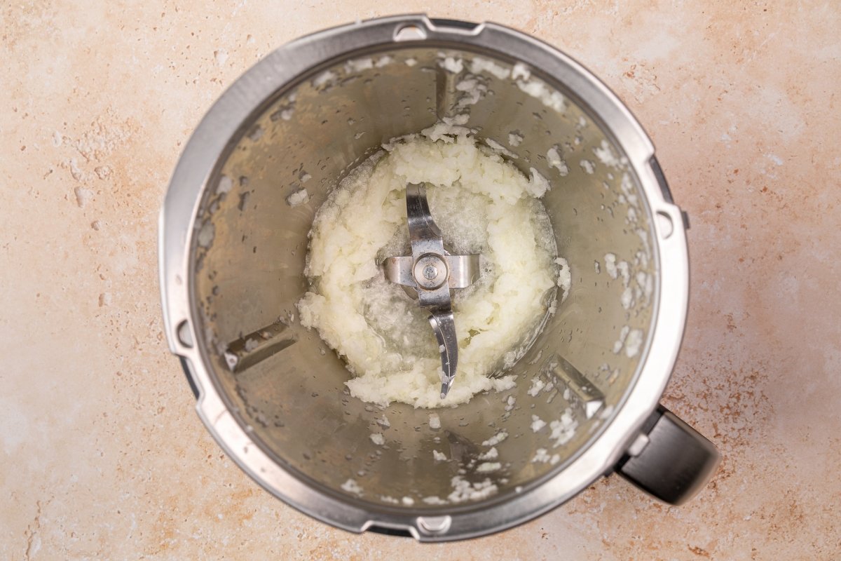 Cebolla picada para el pollo al curry con Thermomix